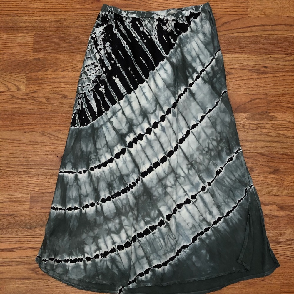 **WORN ONCE** MIDI Skirt Size Small